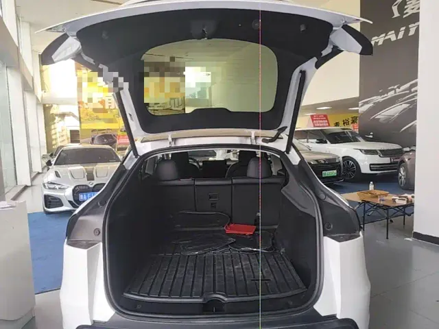 Tesla Model Y — Фото автомобиля 18