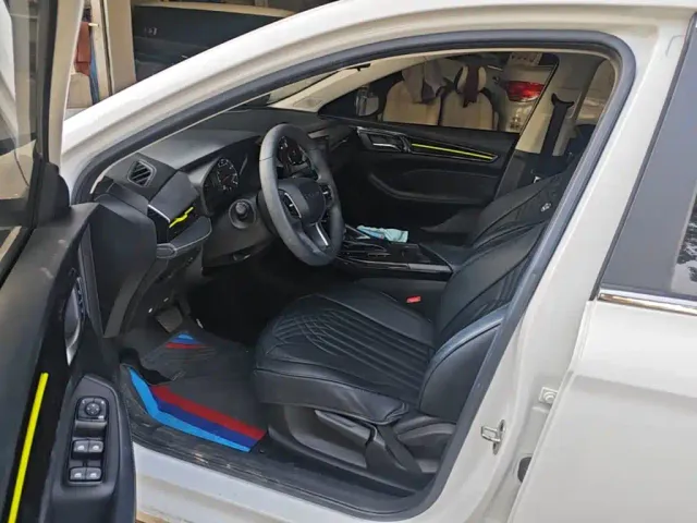 Roewe i5 — Фото автомобиля 14