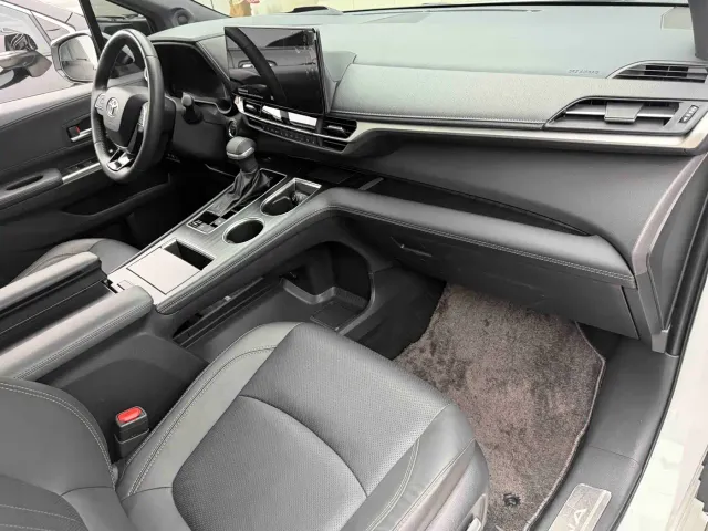Toyota Sienna — Фото автомобиля 16
