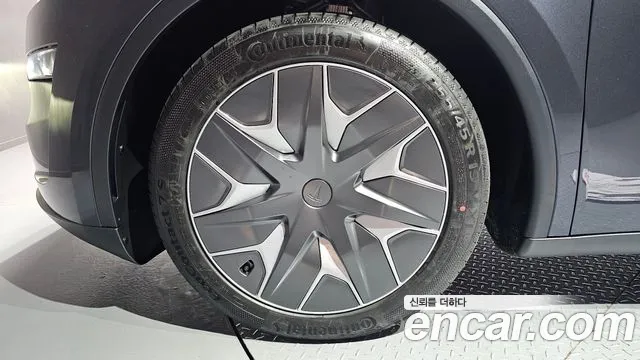 Tesla Model Y — Фото автомобиля 5