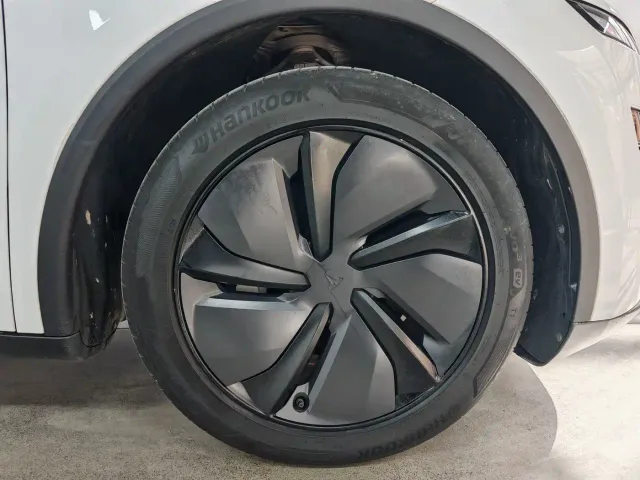 Tesla Model Y — Фото автомобиля 14
