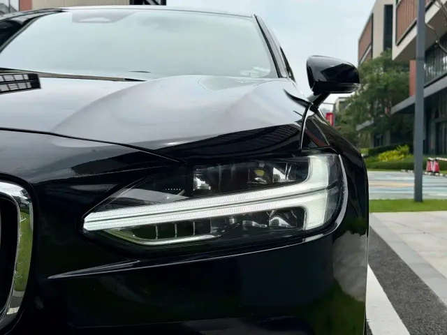 Volvo S90 — Фото автомобиля 3