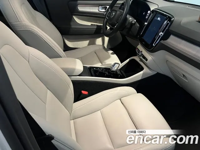 Volvo XC40 — Фото автомобиля 3