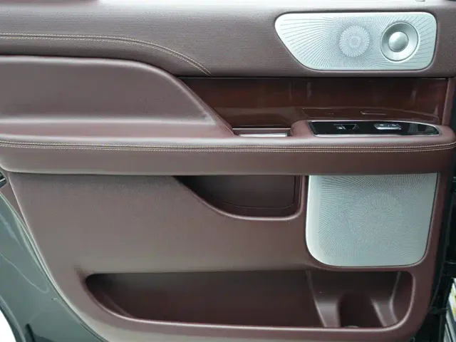 Lincoln Navigator — Фото автомобиля 17