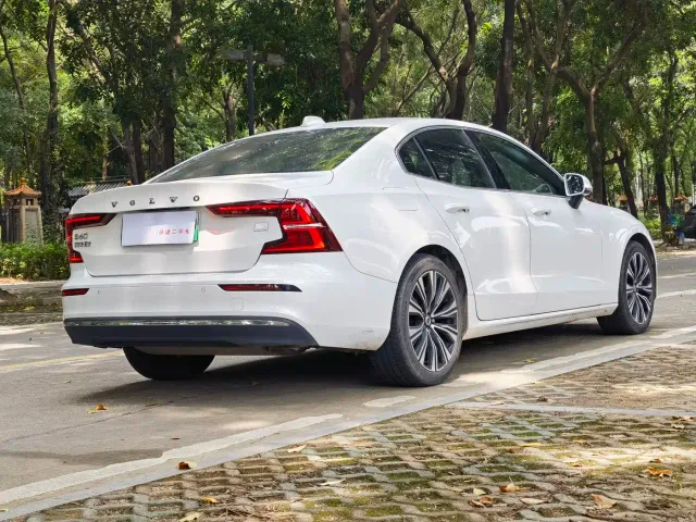 Volvo S60 Plug-in Hybrid — Фото автомобиля 8