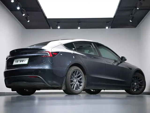 Tesla Model 3 — Фото автомобиля 3