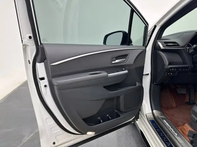 Toyota Sienna — Фото автомобиля 14