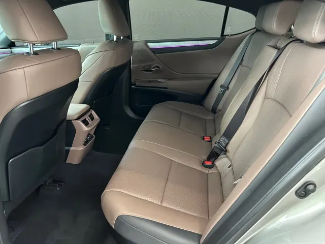 Lexus ES — Фото автомобиля 9