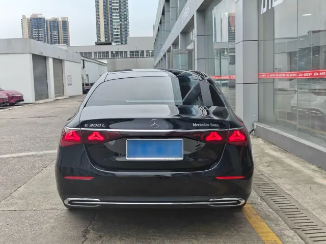 Mercedes-Benz E-Class — Фото автомобиля 4