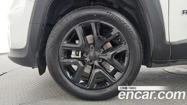 Jeep Renegade — Фото автомобиля 5