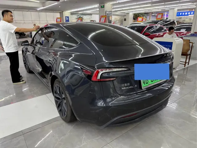 Tesla Model 3 — Фото автомобиля 5