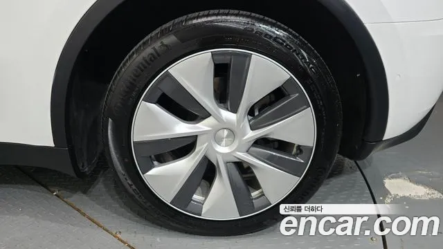Tesla Model Y — Фото автомобиля 21