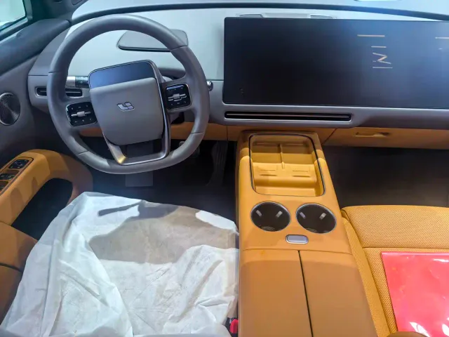 Li Auto i8 — Фото автомобиля 9