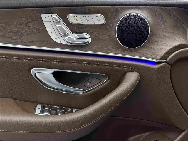 Mercedes-Benz E-Class — Фото автомобиля 23