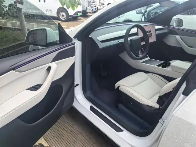 Tesla Model Y L — Фото автомобиля 3