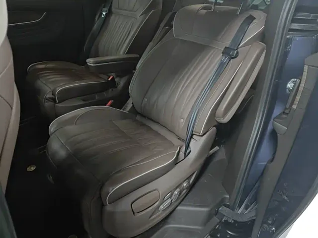 Roewe iMAX8 — Фото автомобиля 16