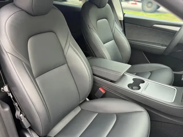 Tesla Model Y — Фото автомобиля 11