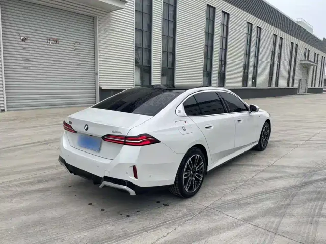 BMW 5 Series — Фото автомобиля 13