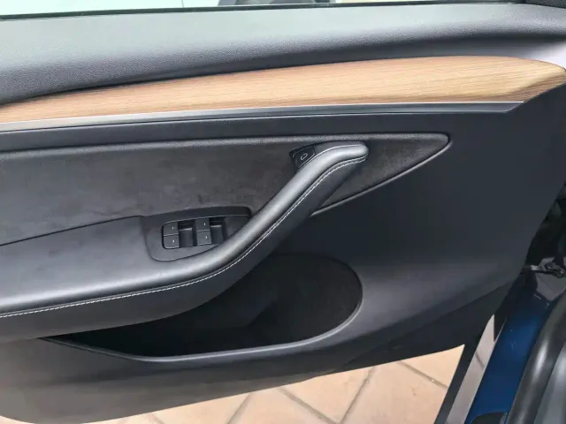 Tesla Model Y — Фото автомобиля 10