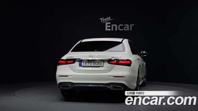 Mercedes-Benz E-Class — Фото автомобиля 4
