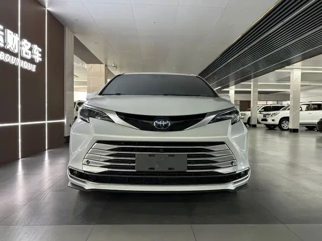 Toyota Sienna — Фото автомобиля 2