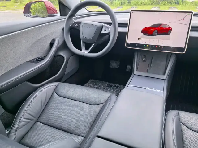 Tesla Model 3 — Фото автомобиля 10