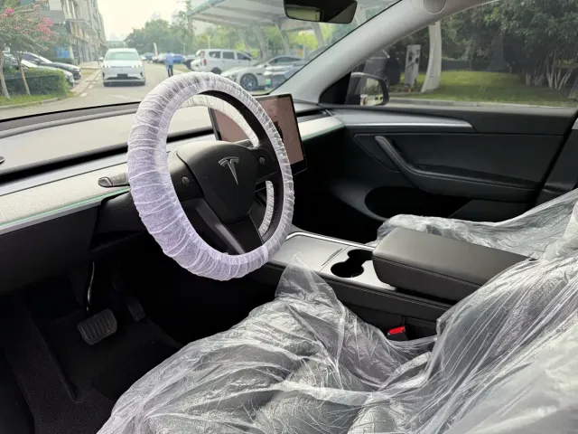 Tesla Model Y — Фото автомобиля 13