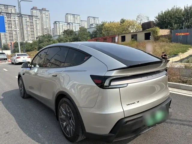 Tesla Model Y L — Фото автомобиля 5