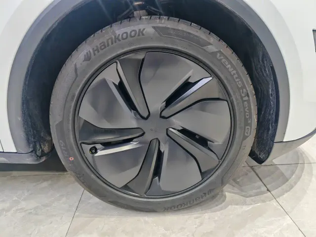 Tesla Model Y — Фото автомобиля 9
