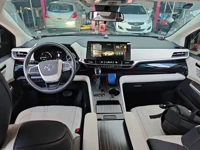 Toyota Sienna — Фото автомобиля 9