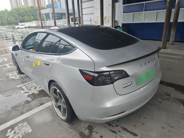Tesla Model 3 — Фото автомобиля 4