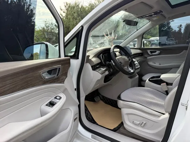Roewe iMAX8 — Фото автомобиля 7