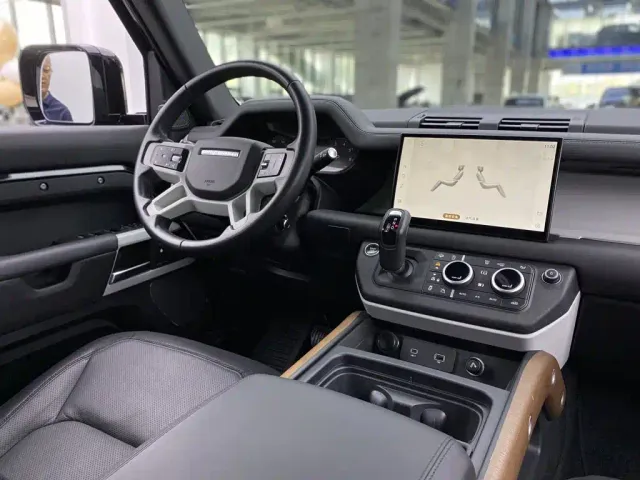 Land Rover Defender — Фото автомобиля 30