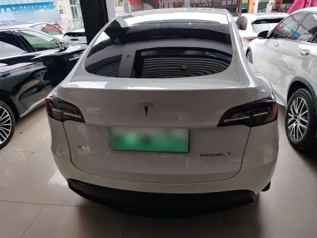 Tesla Model Y — Фото автомобиля 5