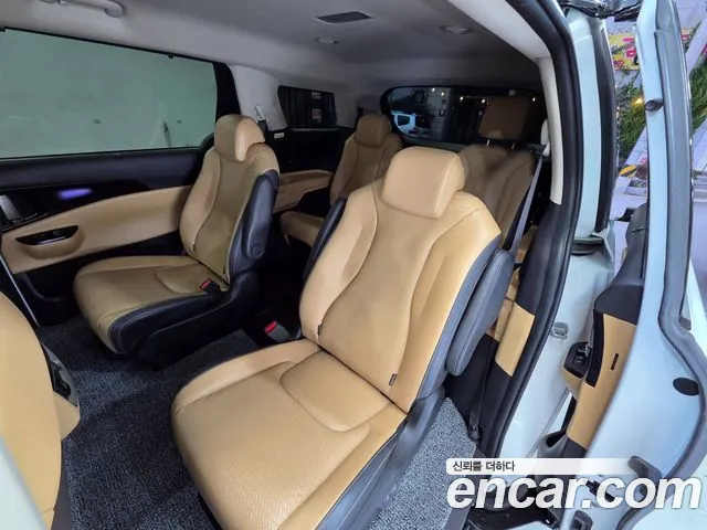 Kia Carnival Generation 4 — Фото автомобиля 12