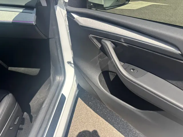 Tesla Model Y — Фото автомобиля 12
