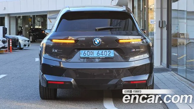 BMW iX — Фото автомобиля 4