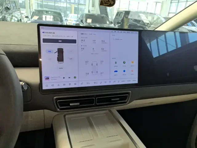 Li Auto MEGA — Фото автомобиля 12