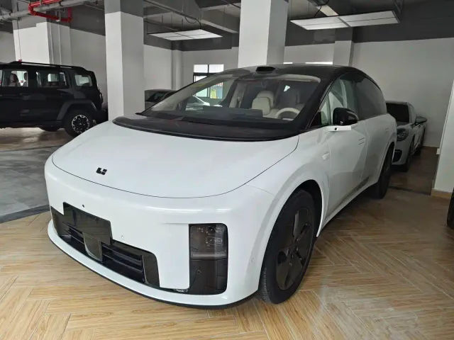 Фотография автомобиля — Li Auto i8