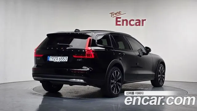Вольво V60 V60 Cross Country 2 поколение B5 Ultimate AWD — Фото автомобиля 2