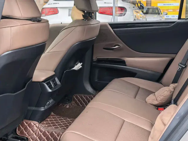 Lexus ES — Фото автомобиля 11