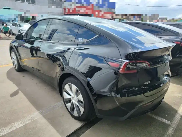 Tesla Model Y — Фото автомобиля 22