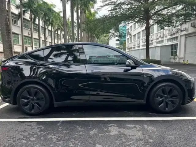 Tesla Model Y — Фото автомобиля 9
