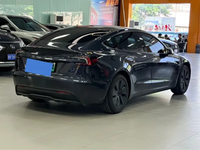 Tesla Model 3 — Фото автомобиля 8