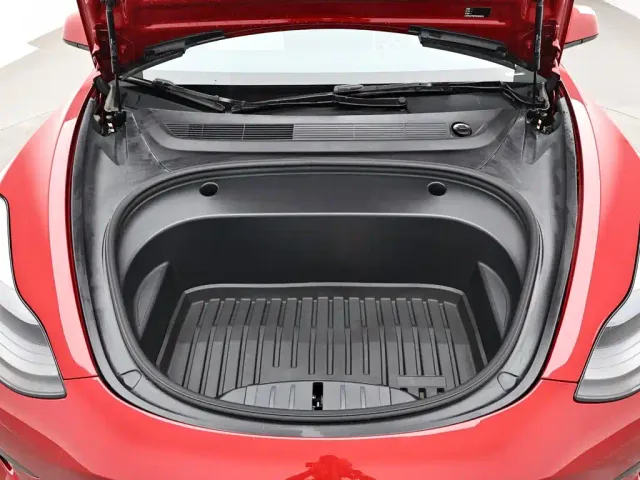 Tesla Model 3 — Фото автомобиля 18
