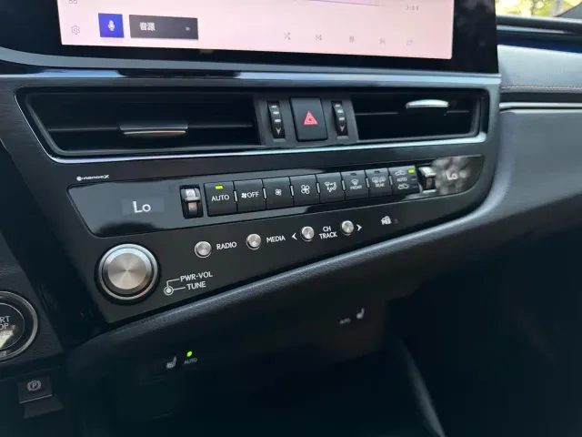 Lexus ES — Фото автомобиля 8