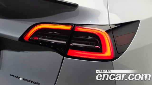 Tesla Model Y — Фото автомобиля 8