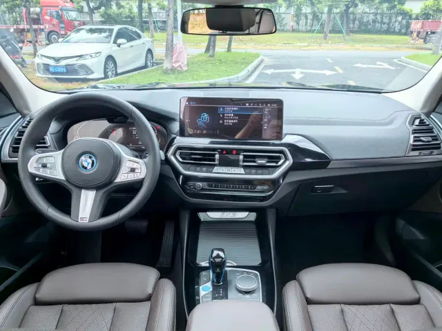 BMW iX3 — Фото автомобиля 12