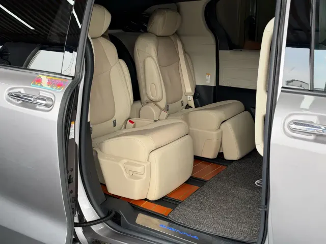 Toyota Sienna — Фото автомобиля 9