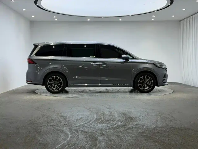 Roewe iMAX8 — Фото автомобиля 7
